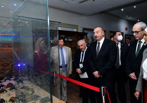 Президент Ильхам Алиев посетил в столице Алжира памятник шехидам и Национальный музей моджахедов