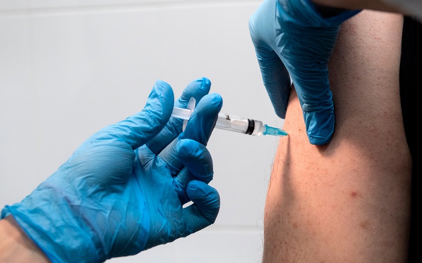 В США четыре сотрудника больницы заявили о побочных реакциях после прививки от COVID-19
