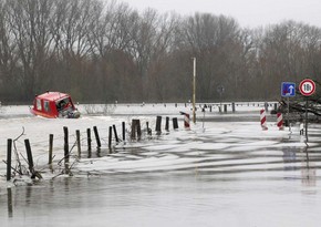 Aramsız yağışlar Almaniyada həyatı iflic edib - YENİLƏNİB