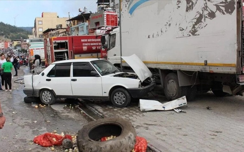 В турецком Хатае грузовик с неисправными тормозами инициировал ДТП, есть погибшие