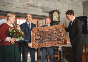 Азербайджан подарил Лиепайскому музею Латвии национальный ковер 