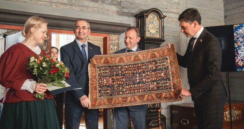 Азербайджан подарил Лиепайскому музею Латвии национальный ковер 