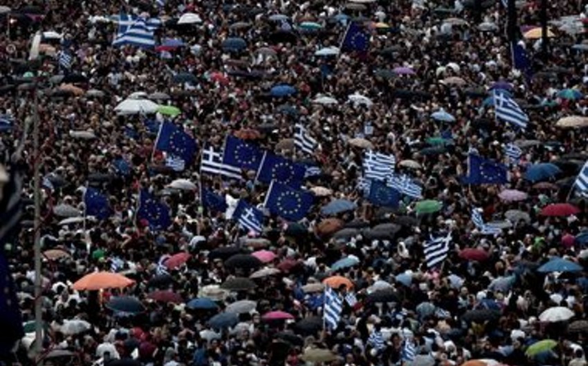 ​Около 20 тыс. человек вышли на улицы Афин в поддержку соглашения с кредиторами