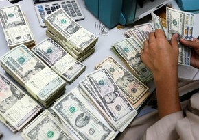 Report experts: Dollar may decline in Azerbaijan