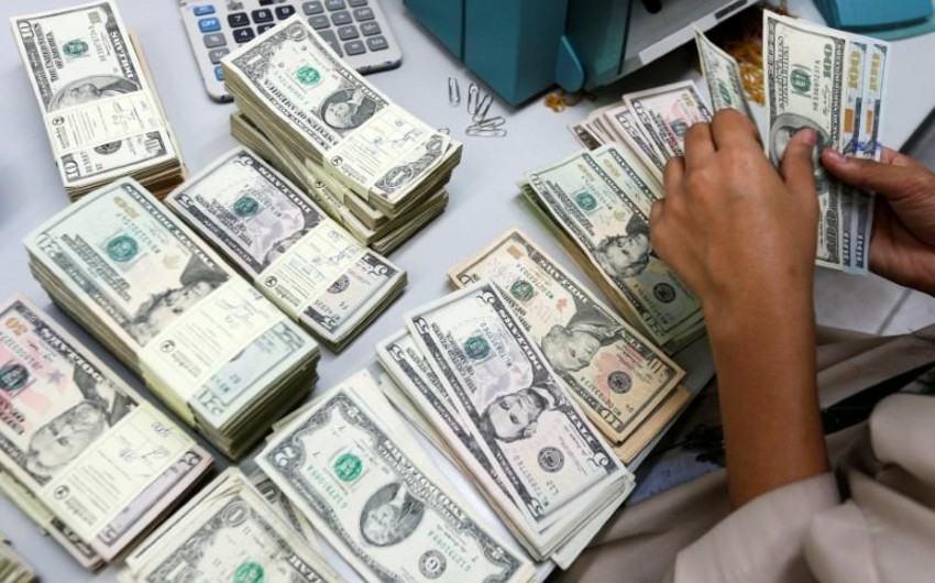 Report experts: Dollar may decline in Azerbaijan