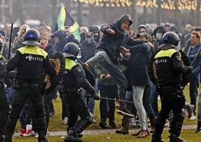 Полиция применила водометы для разгона демонстрантов в Амстердаме