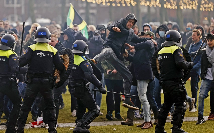 Полиция применила водометы для разгона демонстрантов в Амстердаме