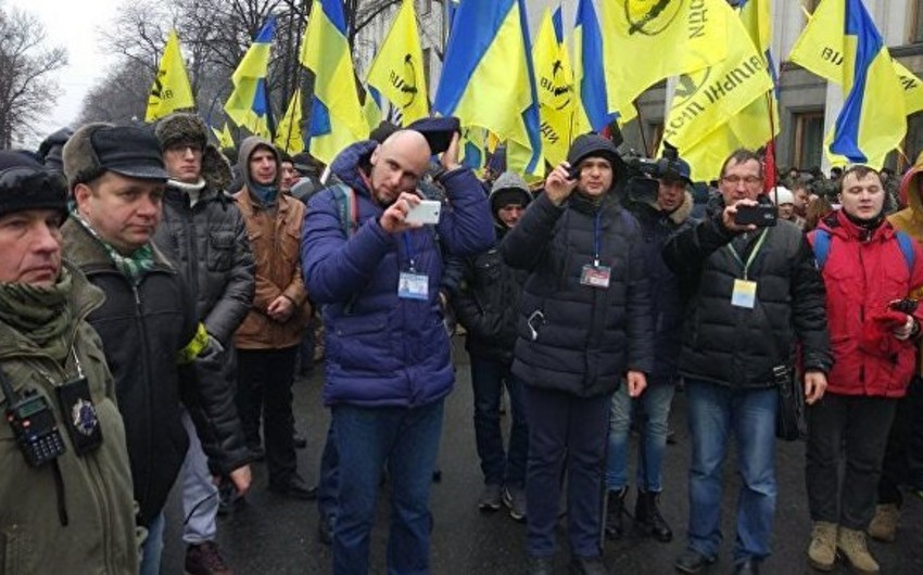 У здания Верховной Рады в Киеве начались столкновения, пострадал один правоохранитель - ОБНОВЛЕНО