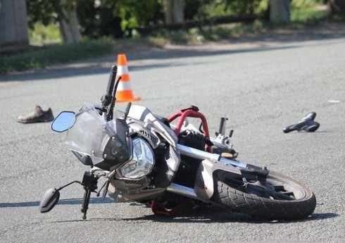 В Баку автомобиль сбил мотоциклиста
