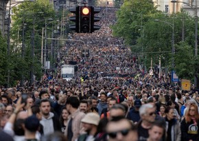 Протестующие в Сербии начали блокаду движения в Белграде