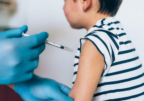 Министерство: В Азербайджане учащиеся старше 12 лет не принуждаются к вакцинации
