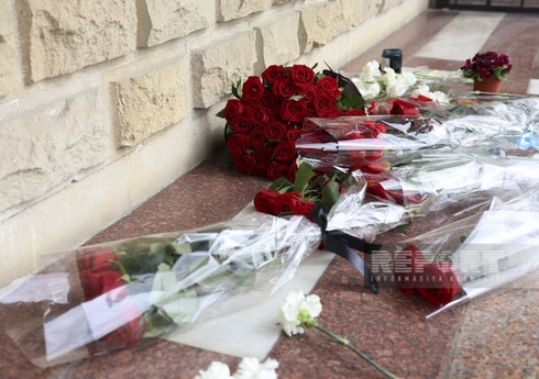 Жители Баку несут цветы к посольству России в связи с терактом в 