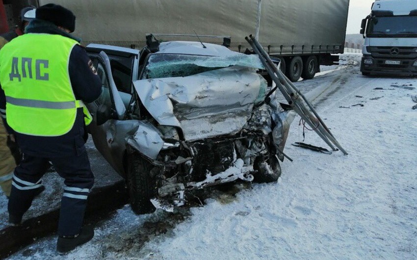 Krasnoyarsk diyarında beş nəfərdən ibarət ailə yol qəzasında ölüb