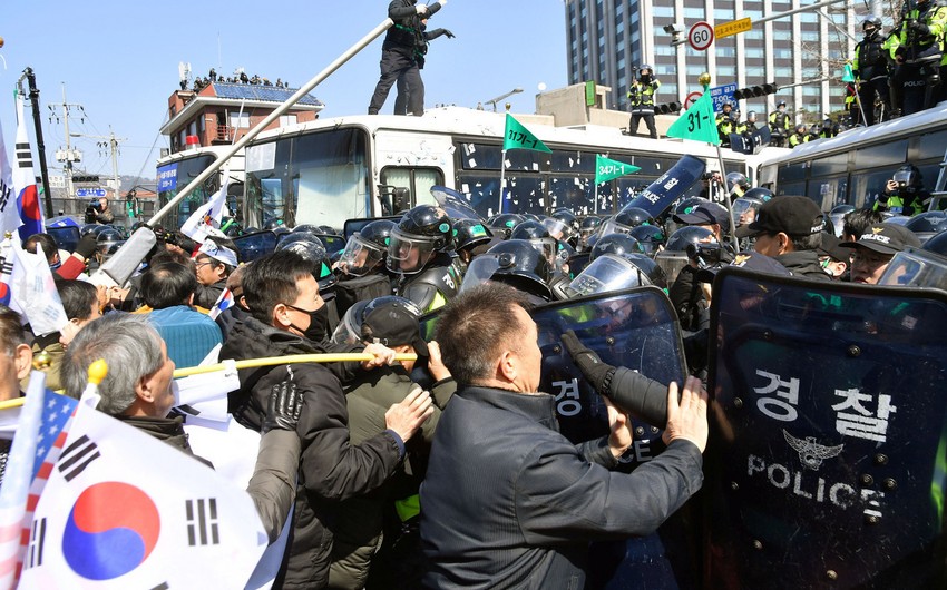 Число погибших в результате столкновений в Сеуле возросло до трех