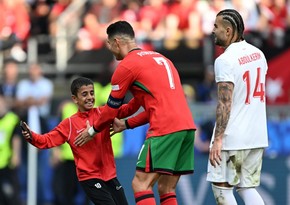 Болельщик выбежал на поле во время матча Турция-Португалия