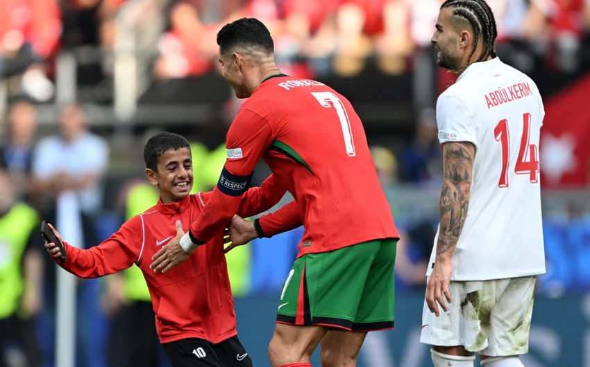 Болельщик выбежал на поле во время матча Турция-Португалия