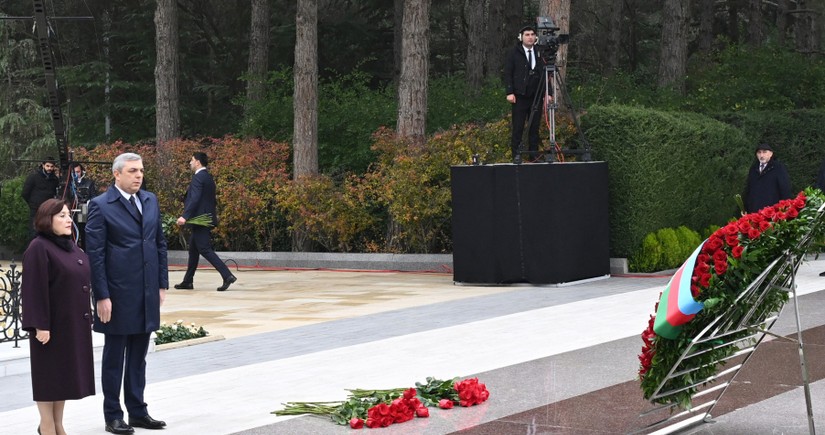 Azerbaijan's state and government officials pay respect to National Leader Heydar Aliyev