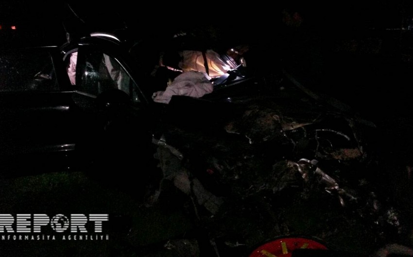 В Товузе автомобиль врезался в стену, есть погибшие и раненые - ФОТО