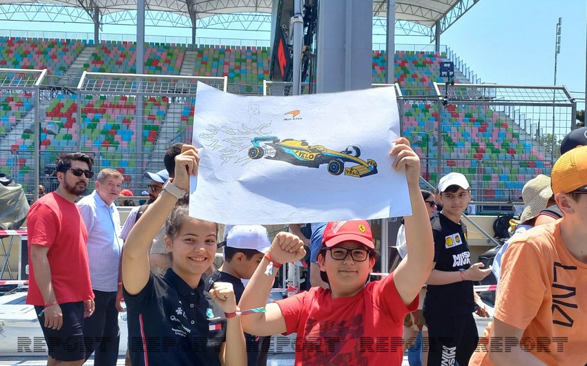 Kids support F1 pilots in Baku