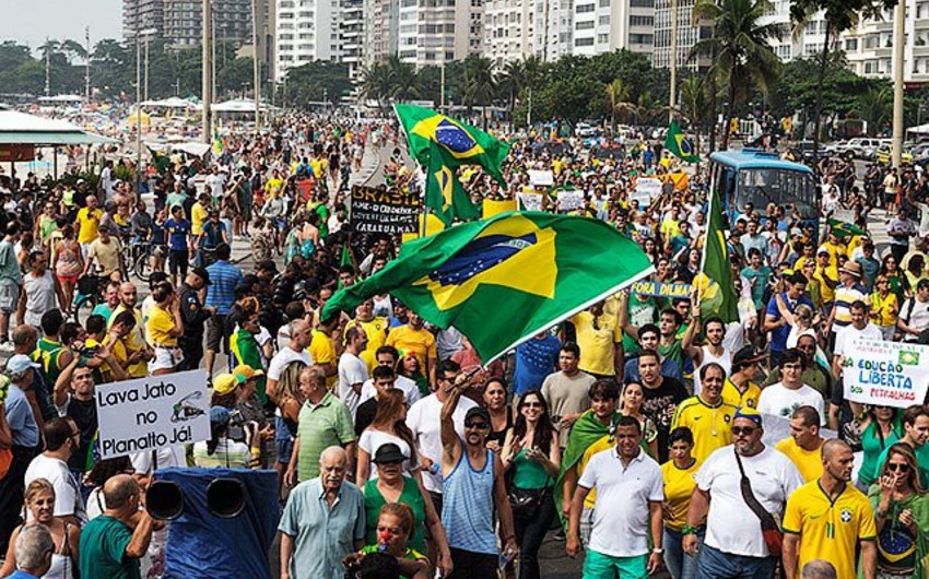 Braziliyanın 21 regionunda Dilma Russeff tərəfdarları və əleyhdarlarının nümayişi keçirilib