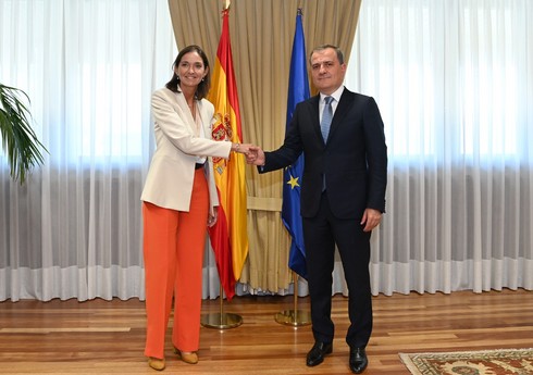 Глава МИД Азербайджана встретился с министром промышленности, торговли и туризма Испании