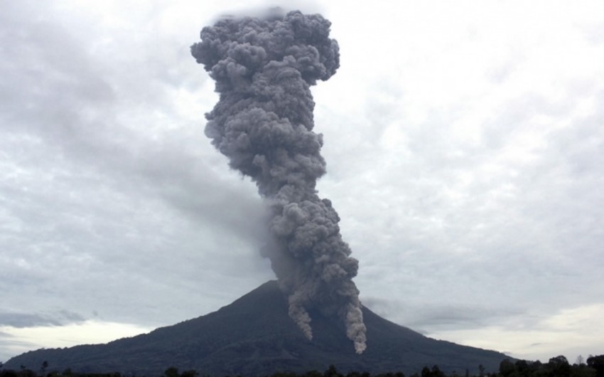 Три человека погибли, четверо ранены в результате извержения вулкана в Индонезии