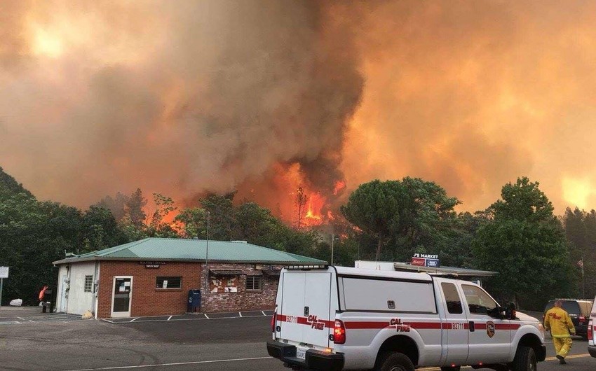 Лесной пожар в Калифорнии уничтожил 500 домов