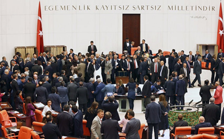 Парламент Турции одобрил продление режима ЧП в стране сроком на 90 дней