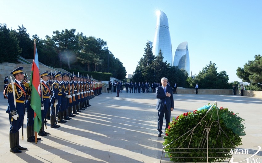 Qazaxıstan Prezidenti Şəhidlər xiyabanını ziyarət edib