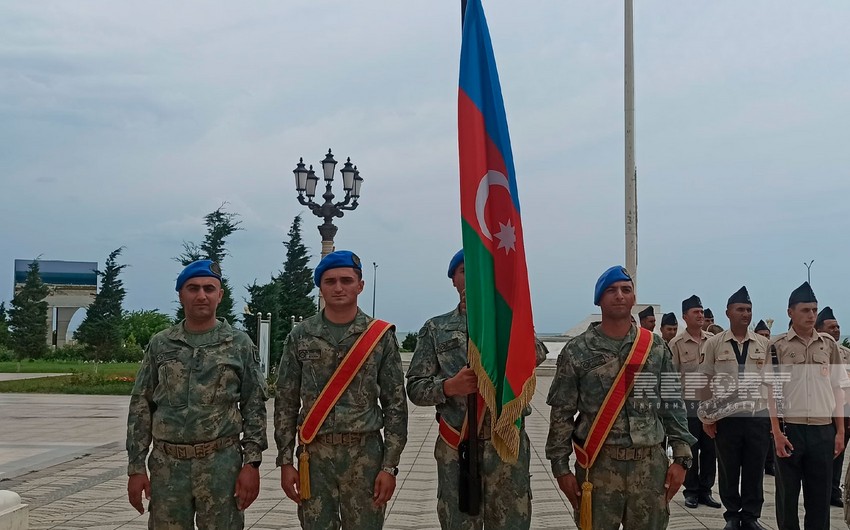 Sumqayıtda hərbçilərin təntənəli yürüşü keçirilib