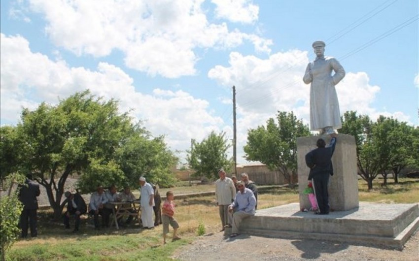 В одном из поселков Южно-Казахстанской области убрали памятник Сталину