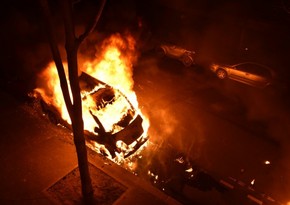 В Баку горящий автомобиль стал причиной пробки