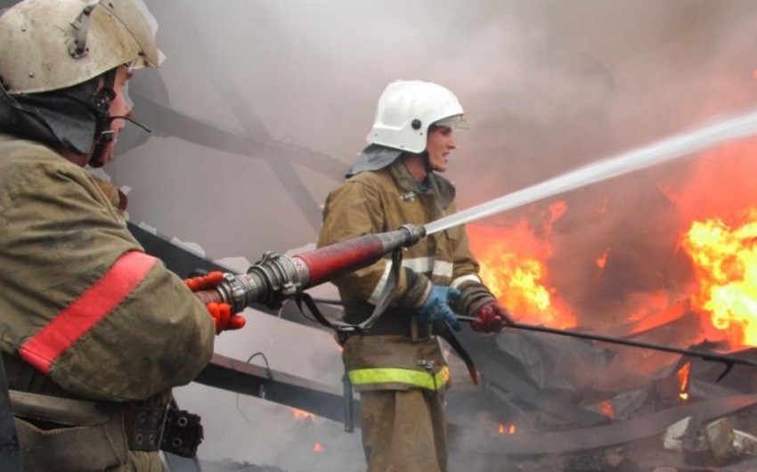На нефтебазе в Казахстане произошел пожар, один человек погиб