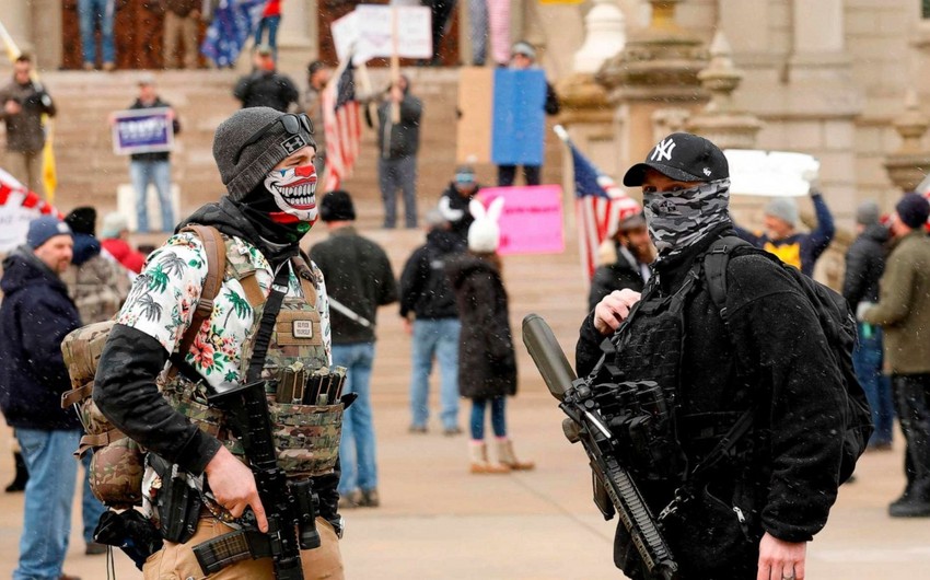 ABŞ-da silahlı nümayişçilər parlament binasına basqın etdi