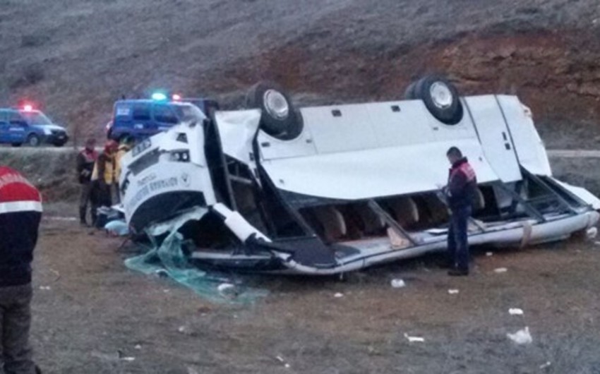 Türkiyədə həndbol komandasını daşıyan avtobus aşıb: 2 ölü, 11 yaralı