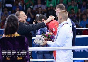 Prezident İlham Əliyev Bakı 2015də qalib gələn Albert Səlimova qızıl medalı təqdim edib - FOTO