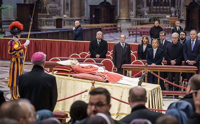Vatikanda Papa XVI Benediktin dəfn mərasimi keçirilir