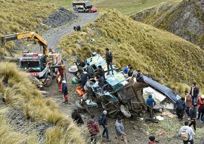 В Боливии автобус упал в овраг с высоты 150 м, 31 погибший
