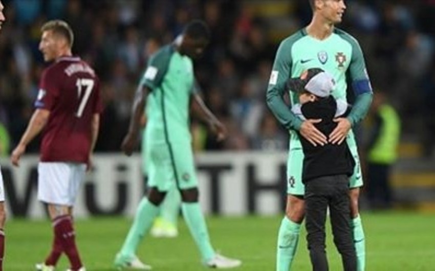 Мальчик выбежал на поле во время матча Латвия  Португалия, чтобы обнять Роналду - ВИДЕО