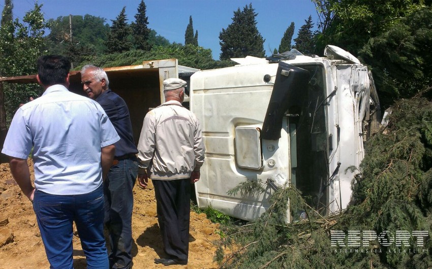 В Азербайджане микроавтобус попал в аварию, есть погибшие и раненые - ФОТО - ОБНОВЛЕНО-2
