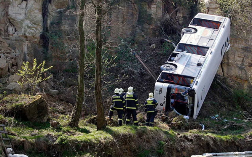 Peruda avtobus uçurumdan aşıb, 25 nəfər ölüb