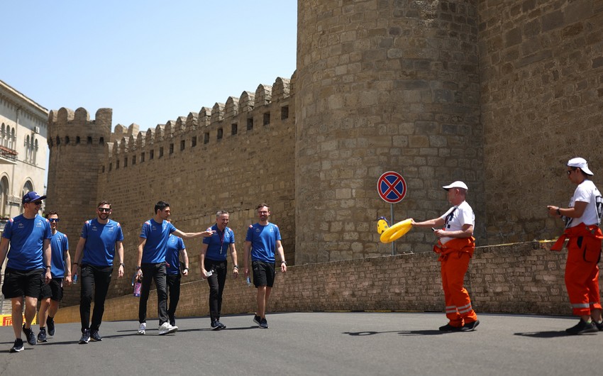 Formula 1 pilotu Bakıda qeyri-adi avtoqraf verib