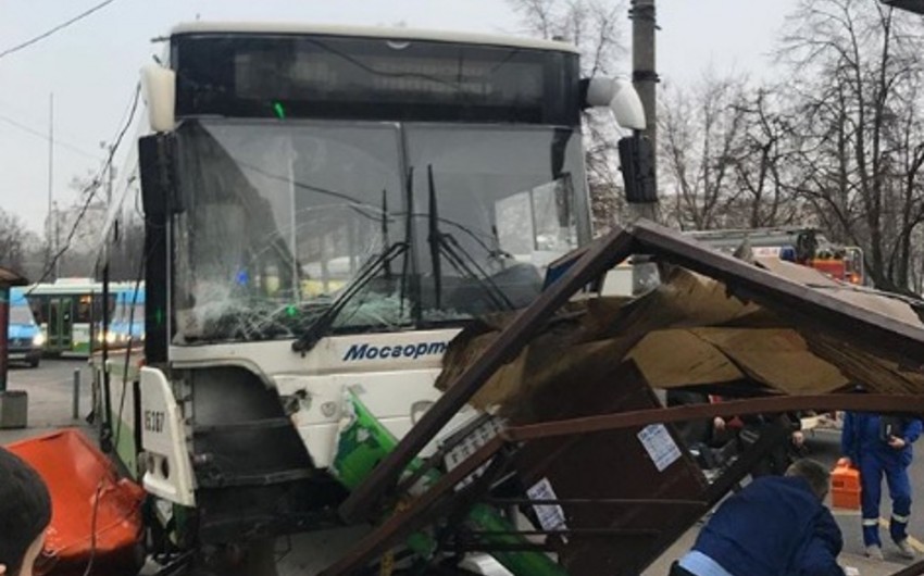 Названа причина наезда автобуса на остановку общественного транспорта в Москве - ВИДЕО - ОБНОВЛЕНО