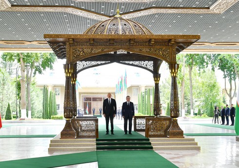 Президенты Азербайджана и Узбекистана выступили с заявлениями для прессы