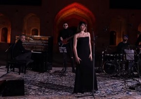 Female singer in Iran performs without hijab