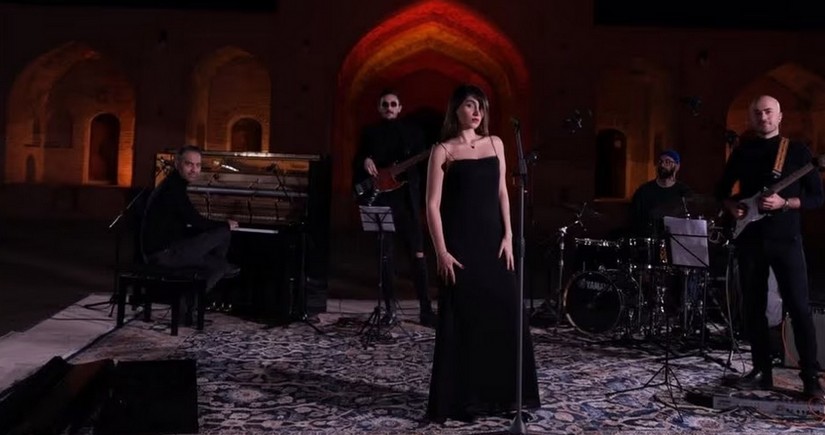 Female singer in Iran performs without hijab