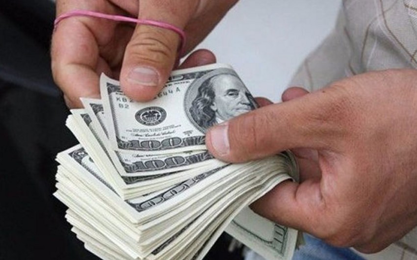 ​Население Азербайджана вновь увеличило покупку наличных долларов