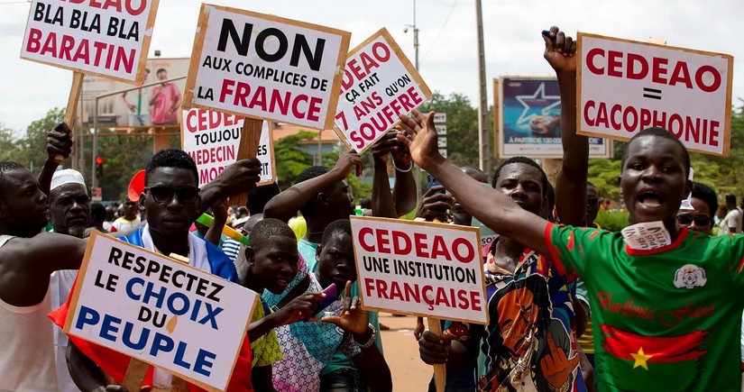 “Observer Online” Fransa diplomatlarının Burkina-Fasodan qovulmasından yazıb