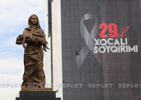 В 29-ую годовщину Ходжалинской трагедии народ посещает памятник Крик матери
