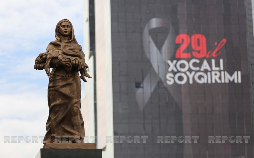 В 29-ую годовщину Ходжалинской трагедии народ посещает памятник Крик матери